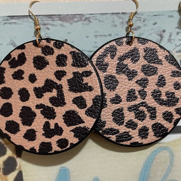 ❤️Sarah Jane Large Round Animal Print Earrings Leopard - Picture 1 of 2